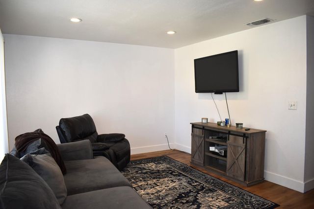 6844 Sandrock Way, Sacramento, CA 95828