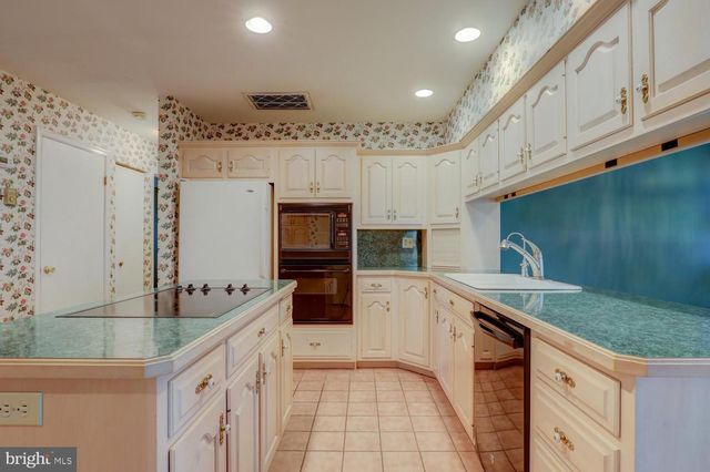834 LAKEVIEW DR, Lancaster, PA 17601