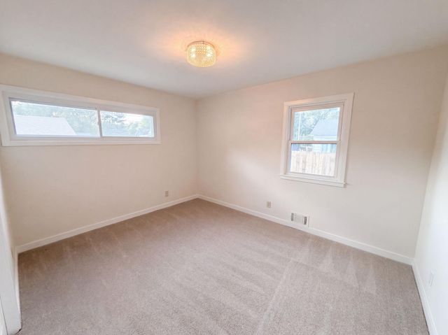 572 11th Avenue NW, New Brighton, MN 55112