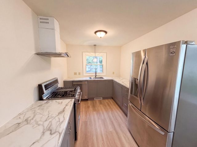 572 11th Avenue NW, New Brighton, MN 55112
