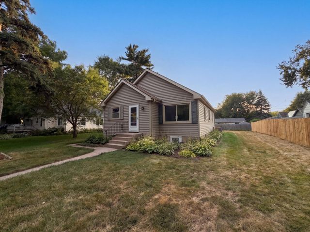 572 11th Avenue NW, New Brighton, MN 55112