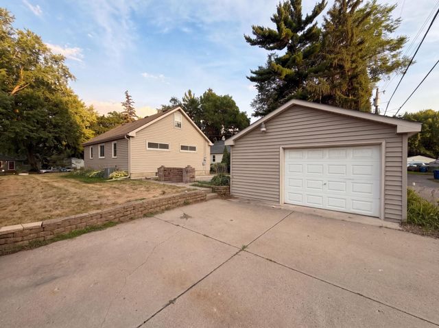 572 11th Avenue NW, New Brighton, MN 55112