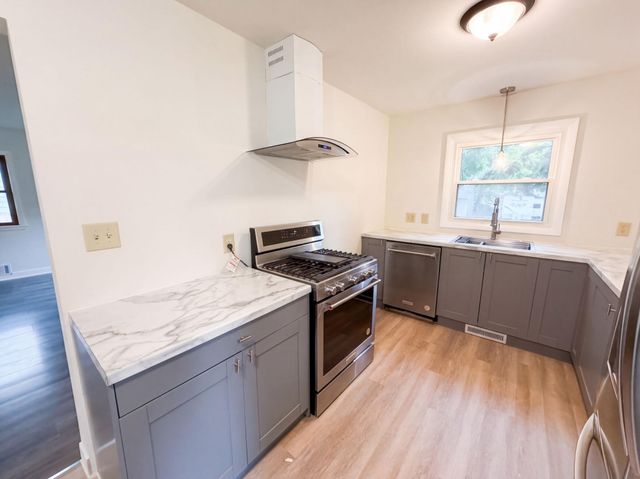 572 11th Avenue NW, New Brighton, MN 55112