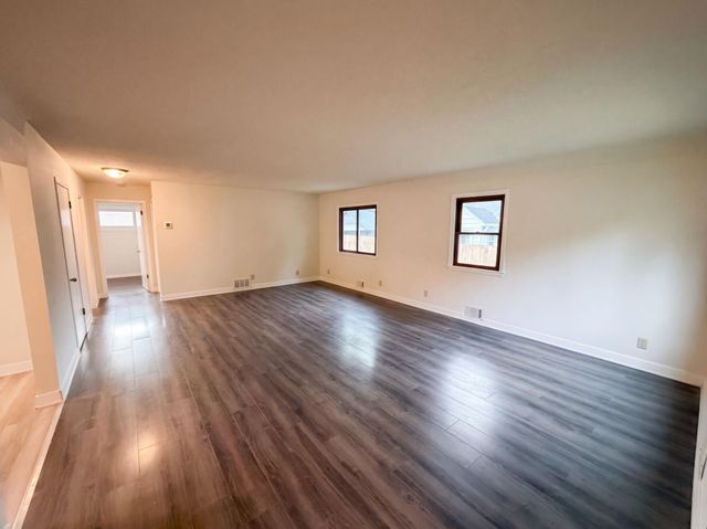 572 11th Avenue NW, New Brighton, MN 55112