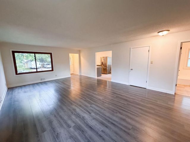 572 11th Avenue NW, New Brighton, MN 55112