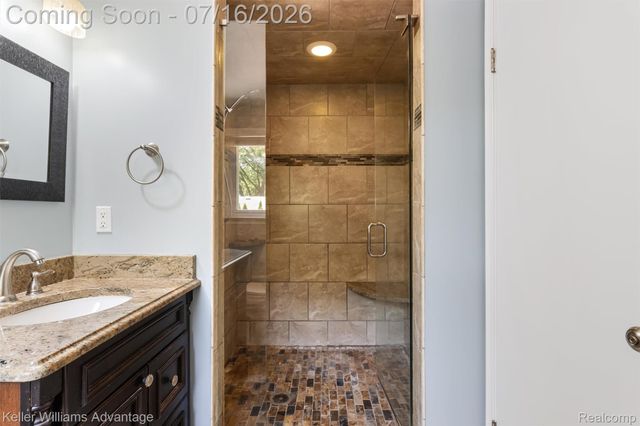 6711 Woodside Trail, West Bloomfield Charter Township, MI 48322