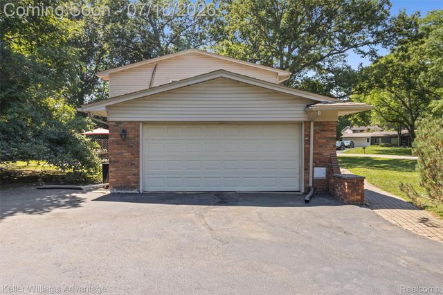 6711 Woodside Trail, West Bloomfield Charter Township, MI 48322