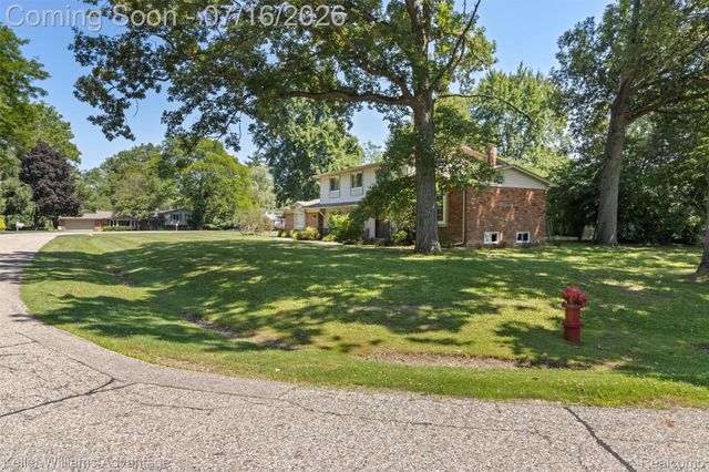 6711 Woodside Trail, West Bloomfield Charter Township, MI 48322