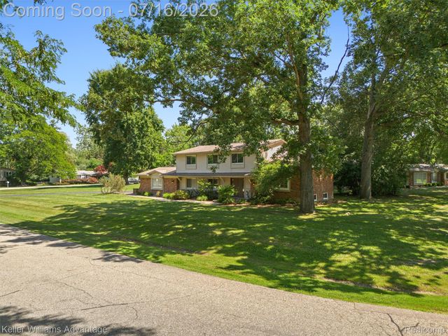 6711 Woodside Trail, West Bloomfield Charter Township, MI 48322