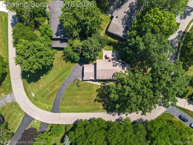 6711 Woodside Trail, West Bloomfield Charter Township, MI 48322