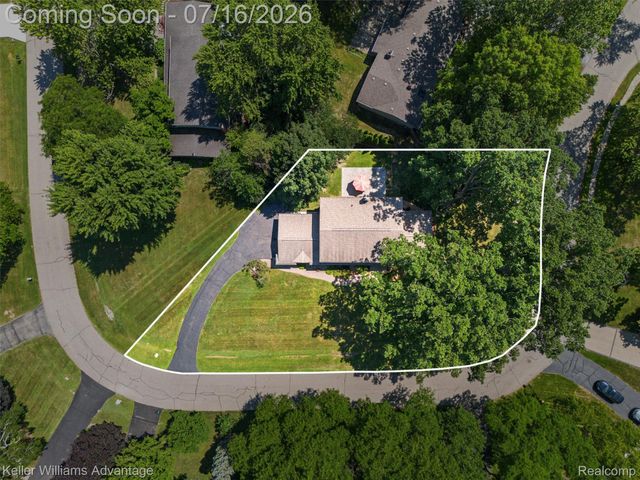 6711 Woodside Trail, West Bloomfield Charter Township, MI 48322