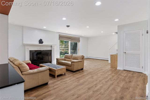 6711 Woodside Trail, West Bloomfield Charter Township, MI 48322
