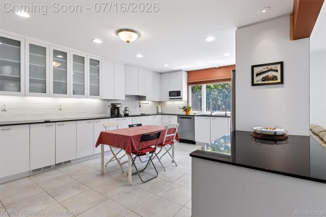 6711 Woodside Trail, West Bloomfield Charter Township, MI 48322