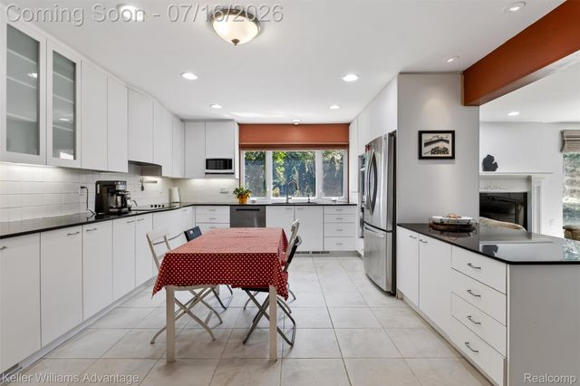 6711 Woodside Trail, West Bloomfield Charter Township, MI 48322
