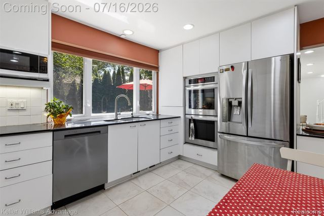 6711 Woodside Trail, West Bloomfield Charter Township, MI 48322