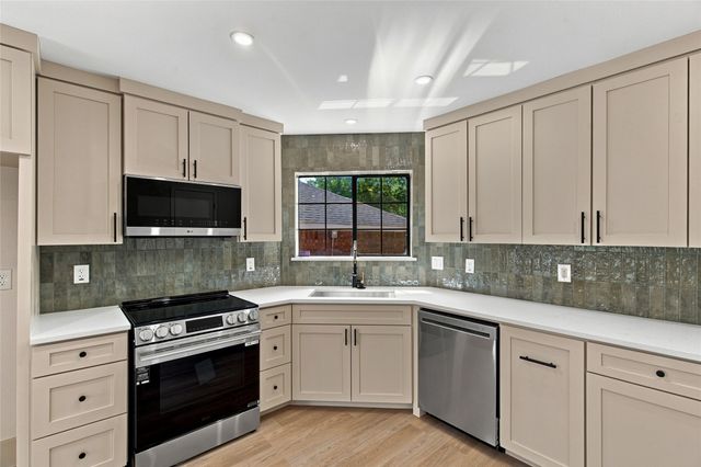 819 Lovingham Drive, Arlington, TX 76017