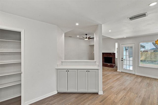 819 Lovingham Drive, Arlington, TX 76017