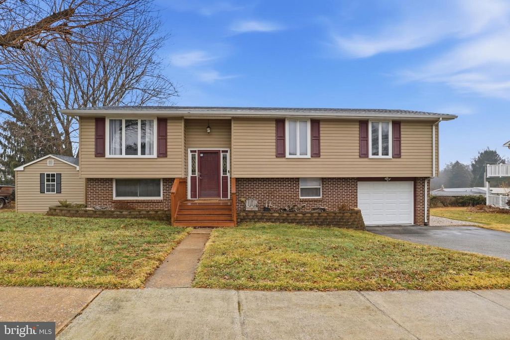 Image 1 of property listing at 107 MAPLEWOOD DR, Dover, PA 17315