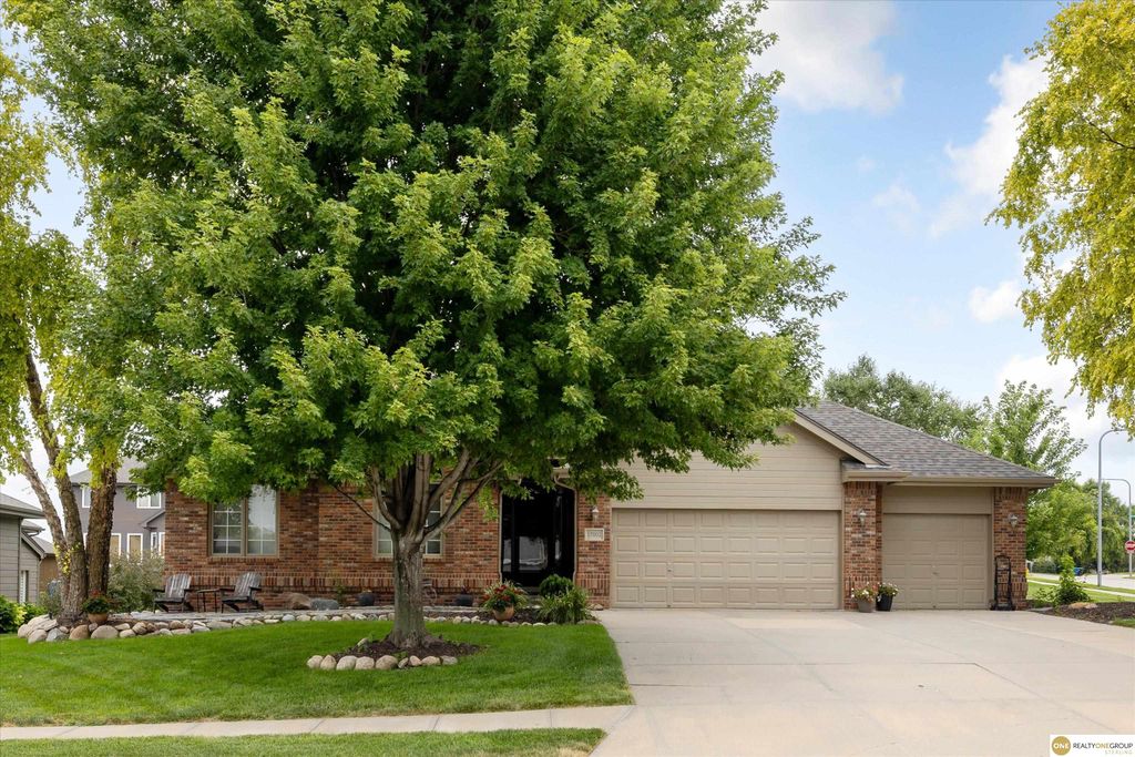 17002 Grant Street, Elkhorn, NE 68116