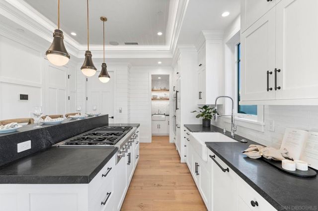 466 Westbourne St, La Jolla, CA 92037