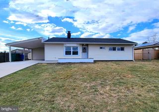 10 BLUE RIDGE DR, Levittown, PA 19057
