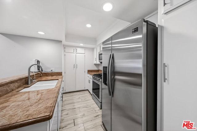 2700 Cahuenga Boulevard E. 4220, Los Angeles, CA 90068