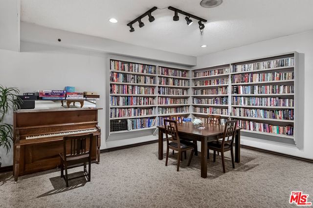 2700 Cahuenga Boulevard E. 4220, Los Angeles, CA 90068