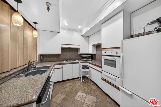 2700 Cahuenga Boulevard E. 4220, Los Angeles, CA 90068