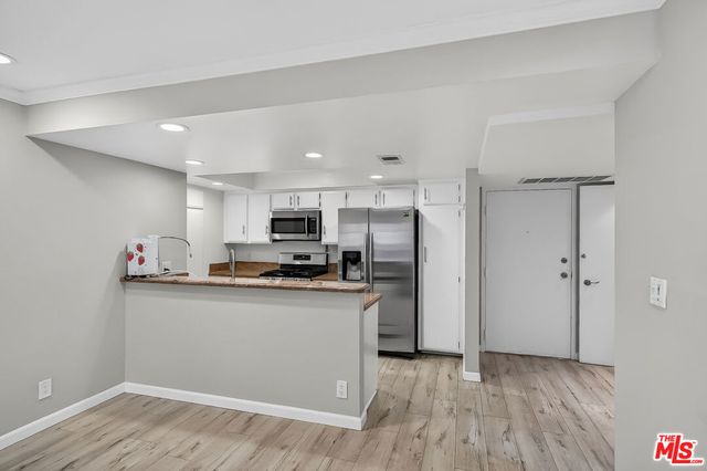 2700 Cahuenga Boulevard E. 4220, Los Angeles, CA 90068