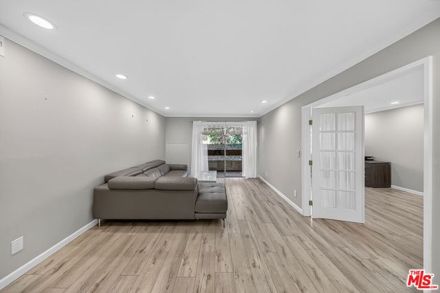 2700 Cahuenga Boulevard E. 4220, Los Angeles, CA 90068