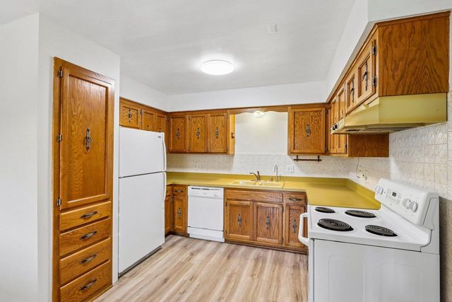 17654 Nassau DRIVE, Brookfield, WI 53045