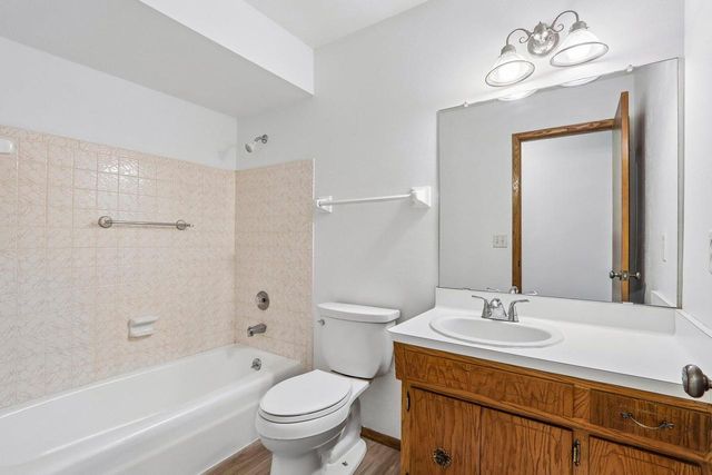 17654 Nassau DRIVE, Brookfield, WI 53045