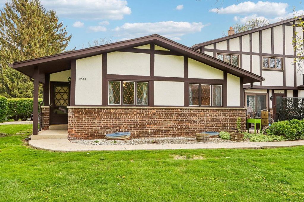 17654 Nassau DRIVE, Brookfield, WI 53045