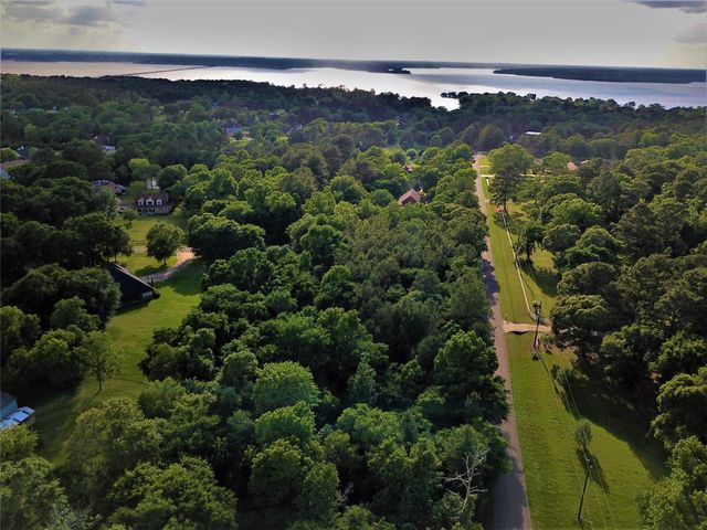 8 Dairyland, Willis, TX 77318