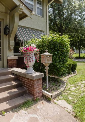 2401 Brady Street, Davenport, IA 52803