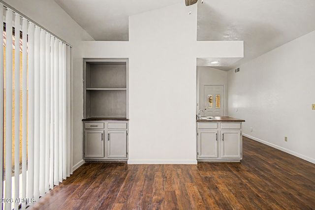 1122 E CHARLESTON Avenue, Phoenix, AZ 85022