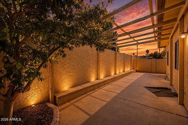 1122 E CHARLESTON Avenue, Phoenix, AZ 85022