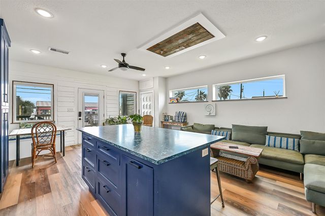2909 Ave R, Galveston, TX 77550