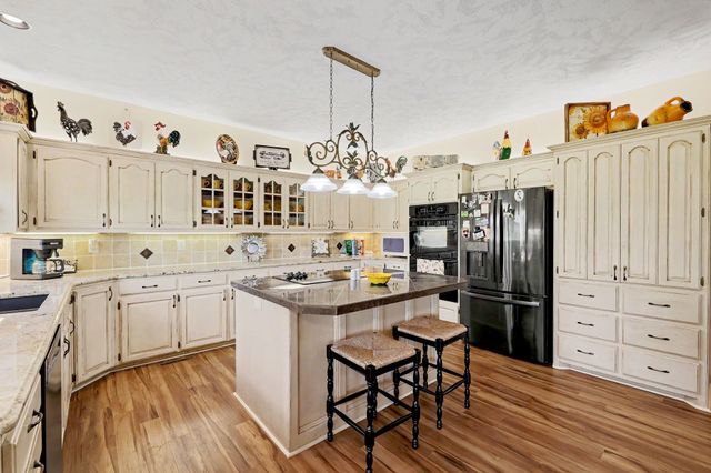 2526 N High Point Cir, Wichita, KS 67205
