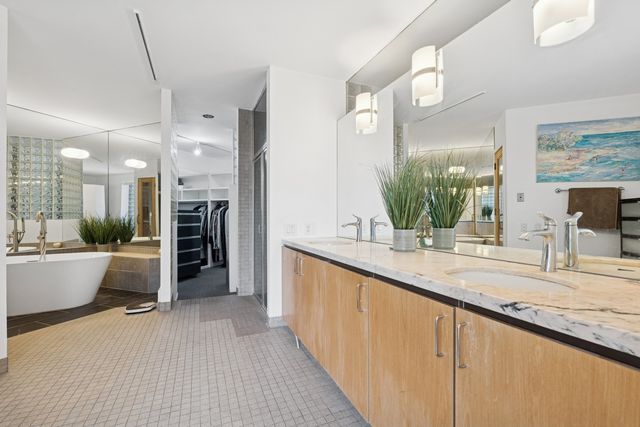 711 N MILWAUKEE Avenue 2, Chicago, IL 60642