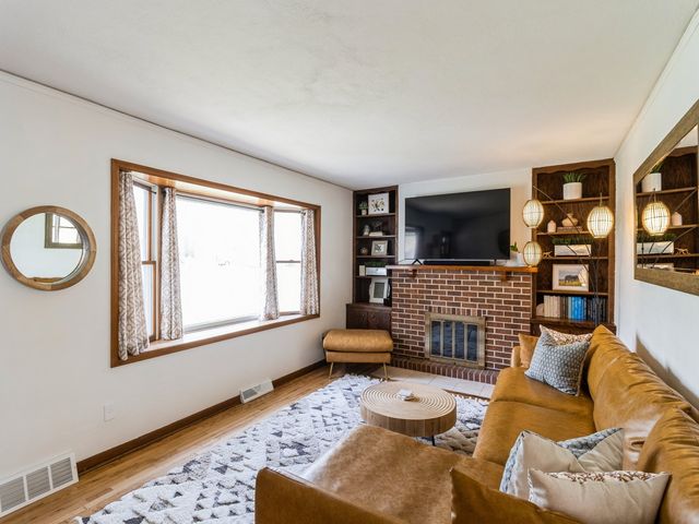 1000 66th Street, Windsor Heights, IA 50324