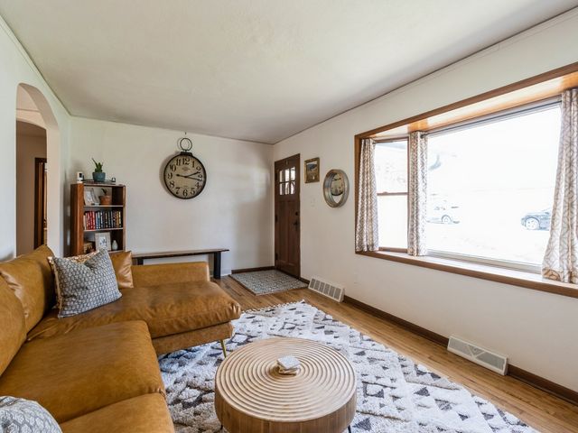 1000 66th Street, Windsor Heights, IA 50324