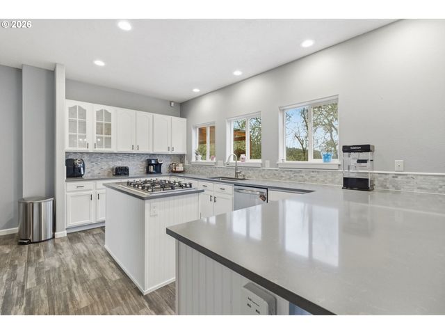 2728 Hallmark Ln, Eugene, OR 97402