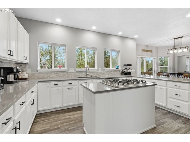 2728 Hallmark Ln, Eugene, OR 97402