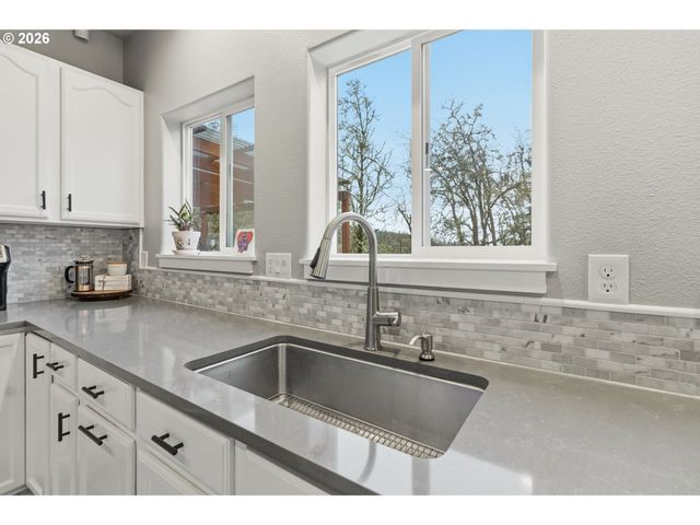 2728 Hallmark Ln, Eugene, OR 97402