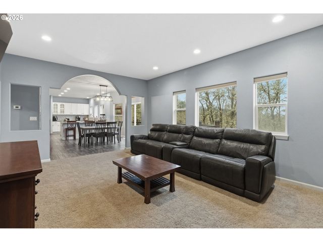 2728 Hallmark Ln, Eugene, OR 97402