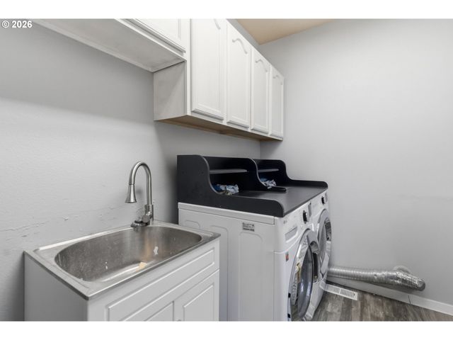 2728 Hallmark Ln, Eugene, OR 97402