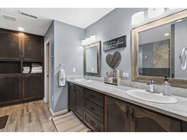 2728 Hallmark Ln, Eugene, OR 97402