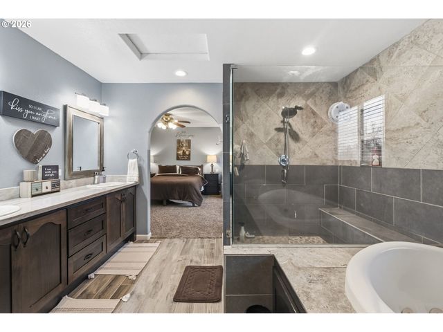 2728 Hallmark Ln, Eugene, OR 97402