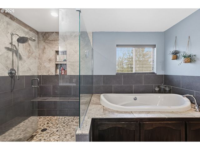 2728 Hallmark Ln, Eugene, OR 97402